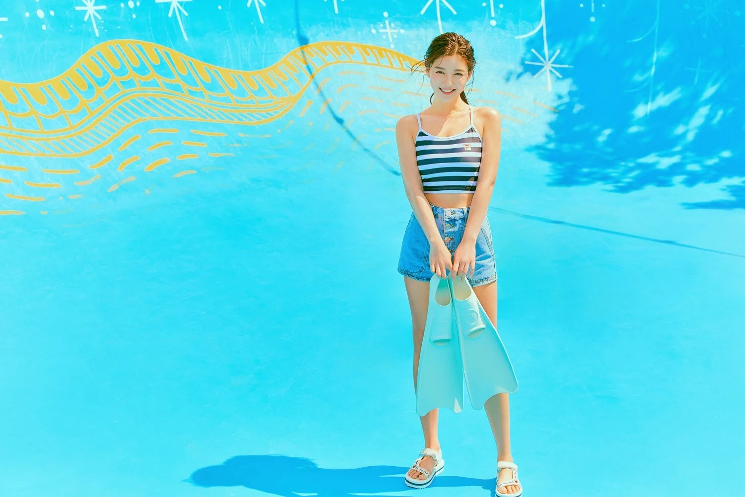 Kim Yoo Jung lần đầu khoe vòng eo con kiến làm các fan mê mẩn