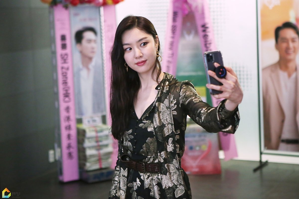 Seo Ji Hye nữ tính, dịu dàng trong họp báo phim mới với vai nữ chính