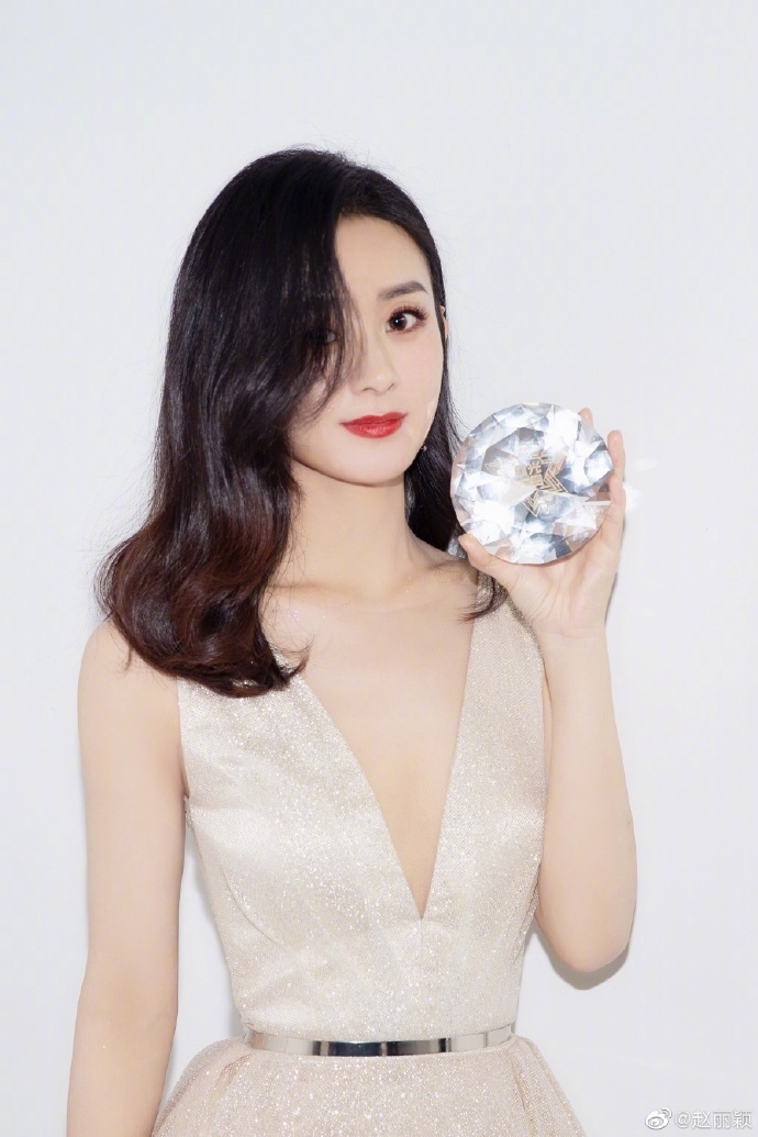 Triệu Lệ Dĩnh khoe ảnh tập thể hình gây sốc, cơ bắp săn chắc