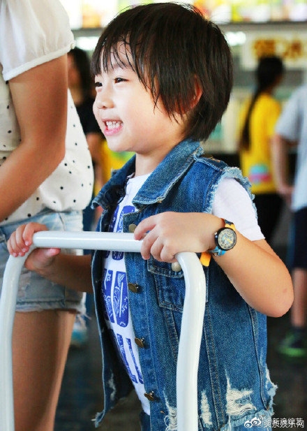 Kimi - con trai Lâm Chí Dĩnh khoe góc nghiêng giống hệt bố