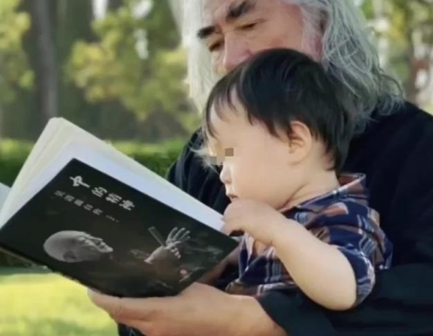 Trương Kỷ Trung làm cha ở tuổi 69, hẹn hò với trợ lý kém chục tuổi