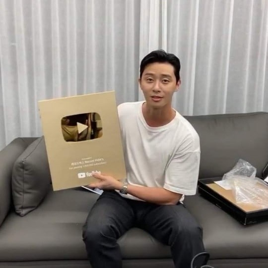 Park Seo Joon trở thành diễn viên Hàn đầu tiên nhận nút vàng YouTube