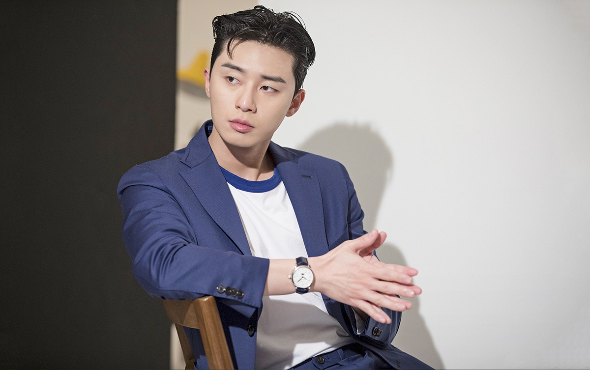 Park Seo Joon trở thành diễn viên Hàn đầu tiên nhận nút vàng YouTube