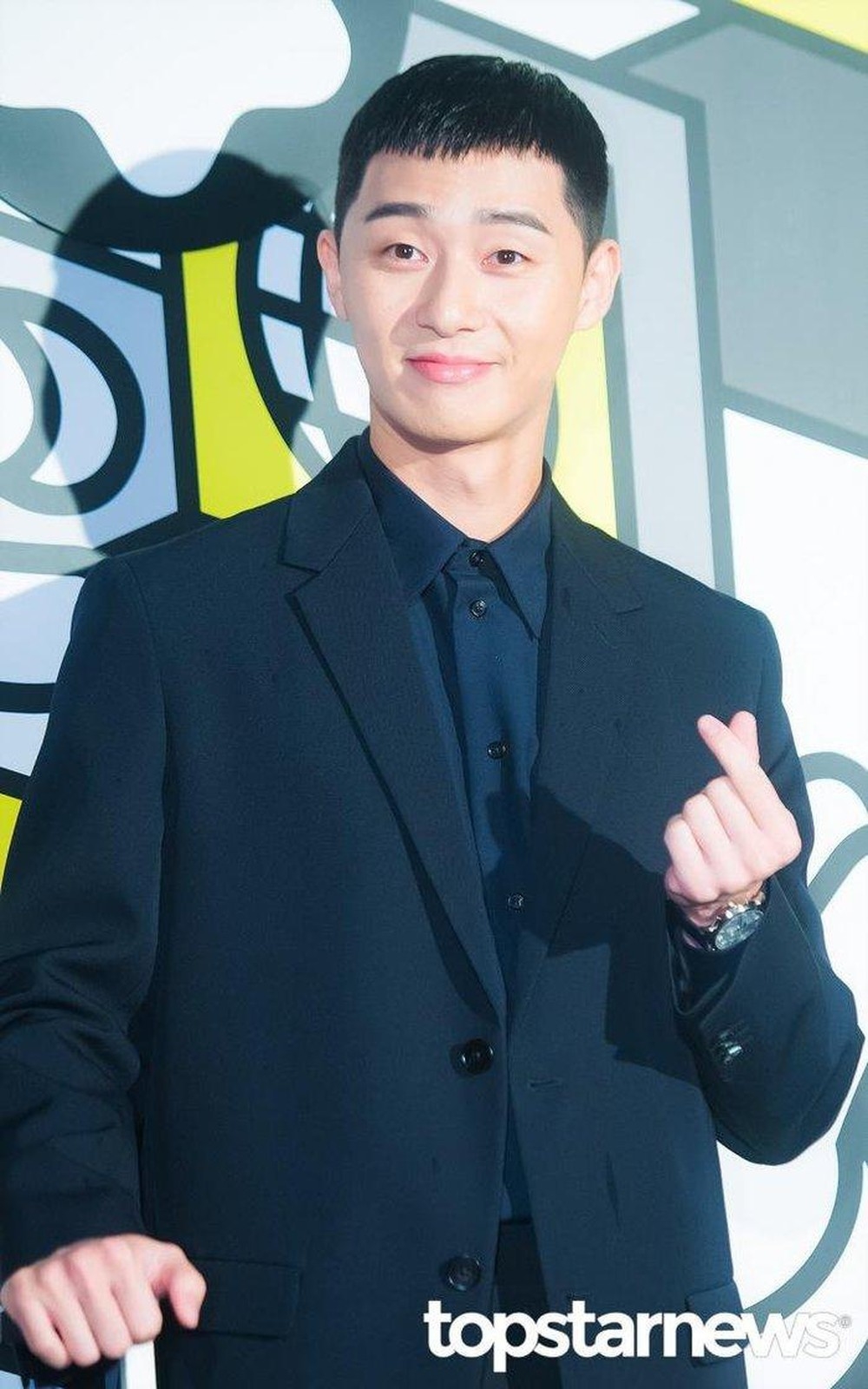 Park Seo Joon trở thành diễn viên Hàn đầu tiên nhận nút vàng YouTube