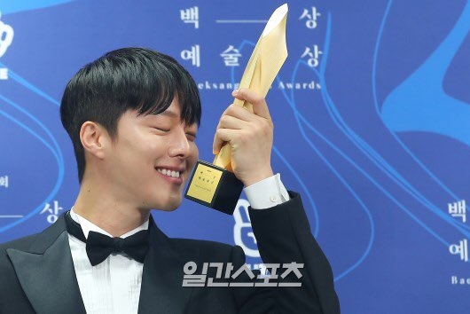 Kim Soo Hyun, Kim Yoo Jung và dàn sao khủng tham gia Baeksang