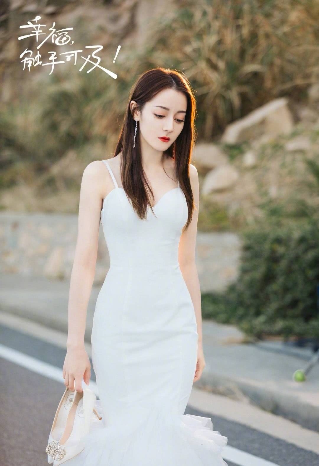 Lưu Diệc Phi, Nhiệt Ba và dàn tiểu hoa gây bão khi hóa cô dâu