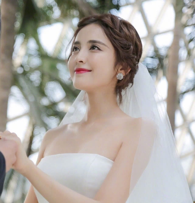 Lưu Diệc Phi, Nhiệt Ba và dàn tiểu hoa gây bão khi hóa cô dâu