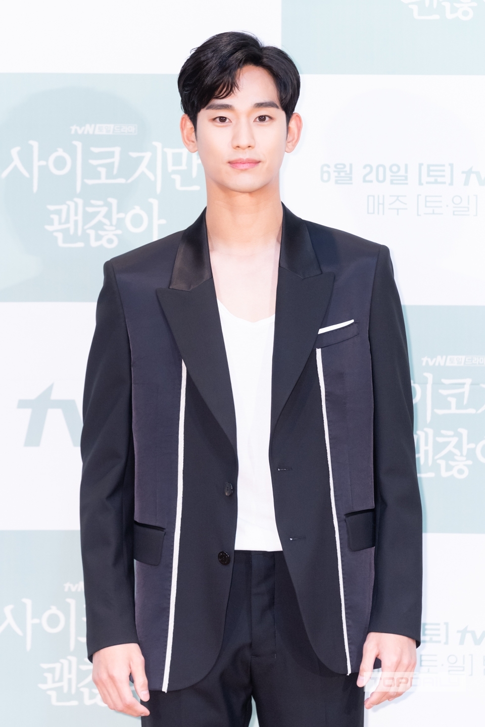 Kim Soo Hyun cực trẻ và đẹp trai trong họp báo phim mới