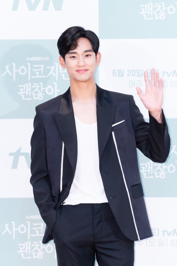Kim Soo Hyun cực trẻ và đẹp trai trong họp báo phim mới