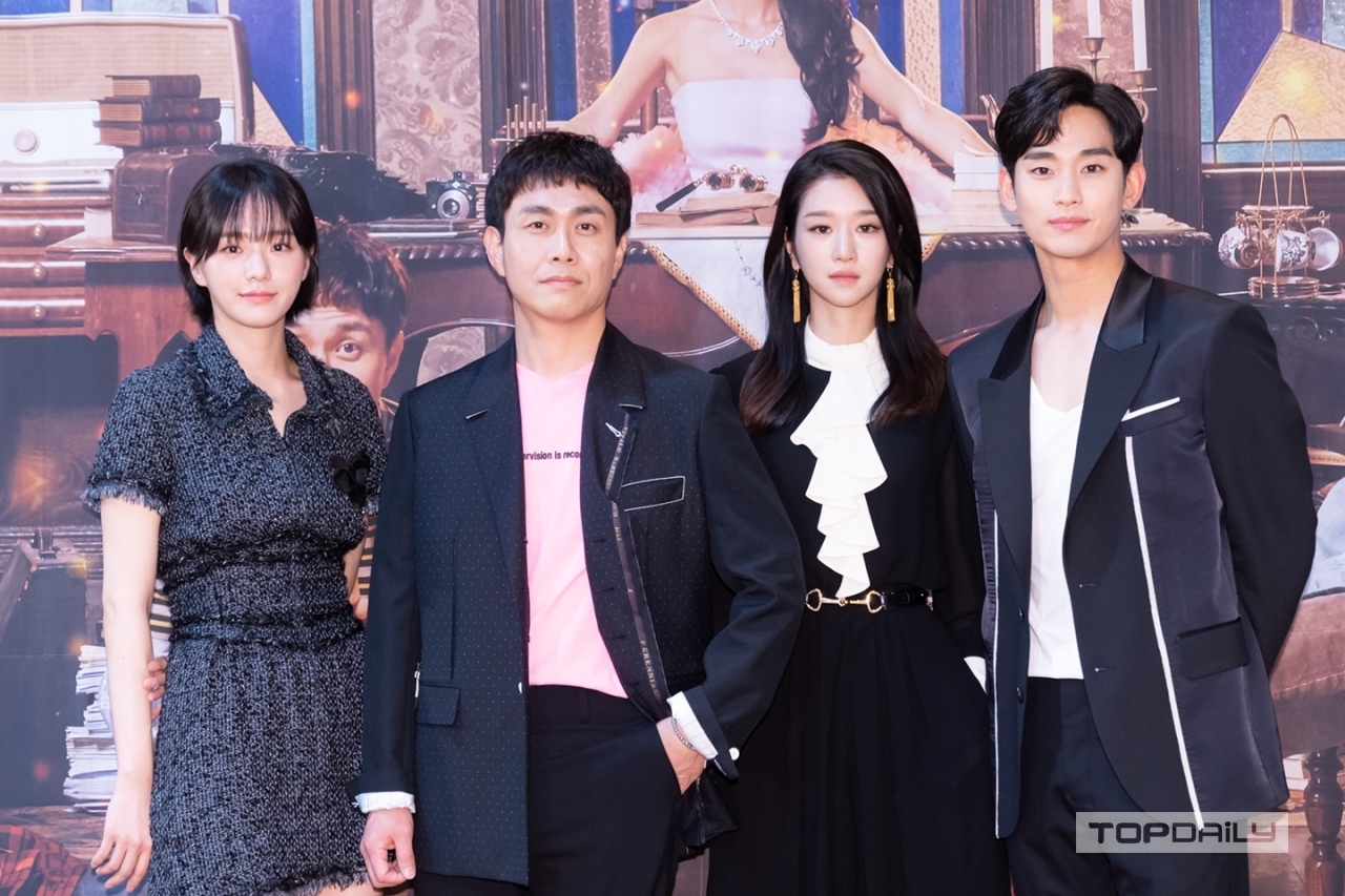 Kim Soo Hyun cực trẻ và đẹp trai trong họp báo phim mới