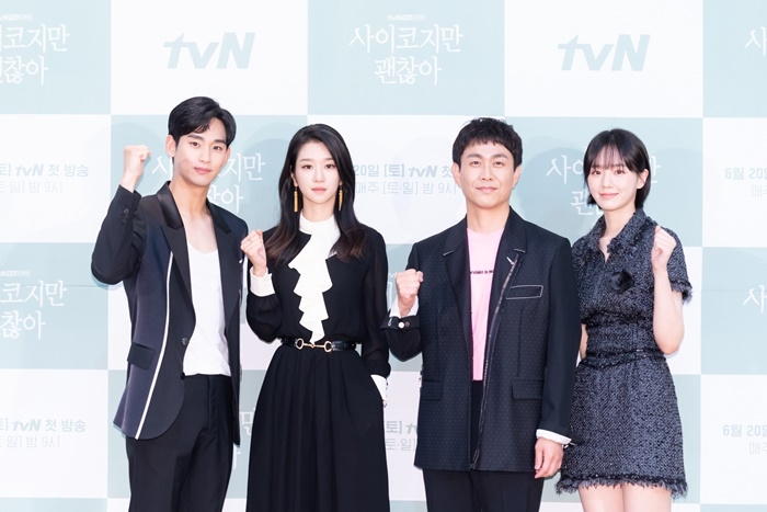 Kim Soo Hyun cực trẻ và đẹp trai trong họp báo phim mới