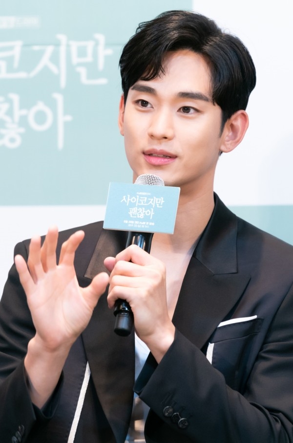 Kim Soo Hyun cực trẻ và đẹp trai trong họp báo phim mới