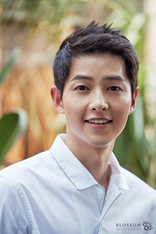 Song Joong Ki phản hồi tin đồn hẹn hò luật sư giữa lịch trình bận rộn