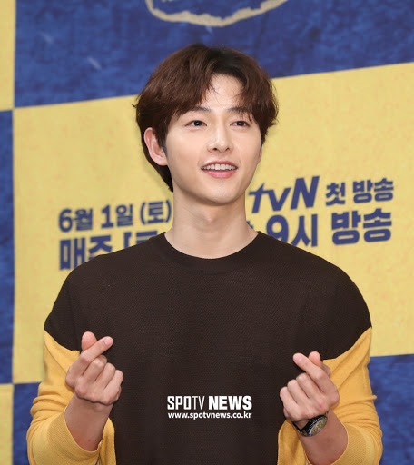 Song Joong Ki phản hồi tin đồn hẹn hò luật sư giữa lịch trình bận rộn