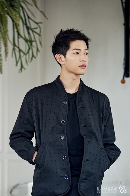 Song Joong Ki phản hồi tin đồn hẹn hò luật sư giữa lịch trình bận rộn