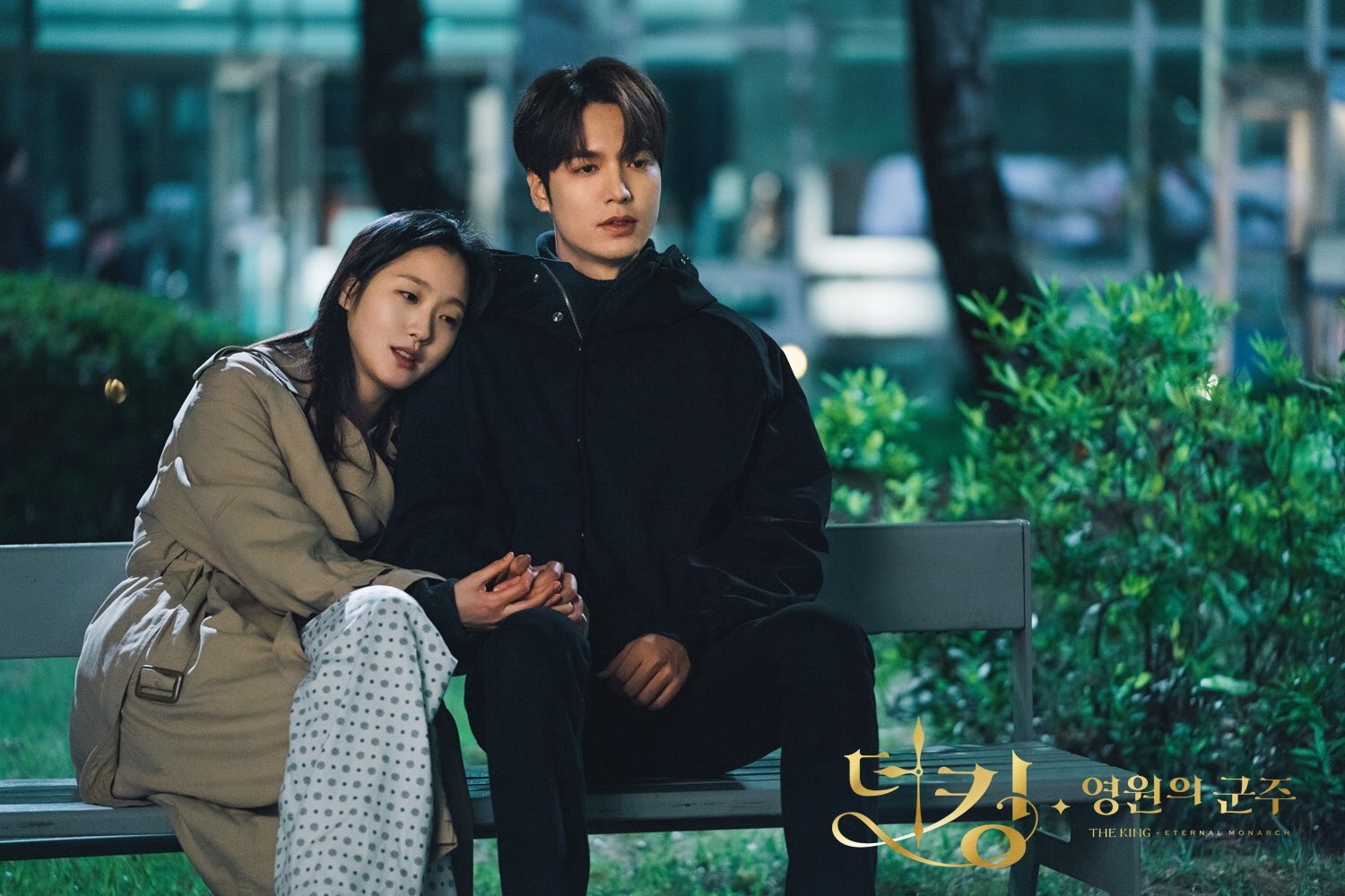 'Quân vương bất diệt' tung ảnh Kim Go Eun thê thảm trong tập cuối