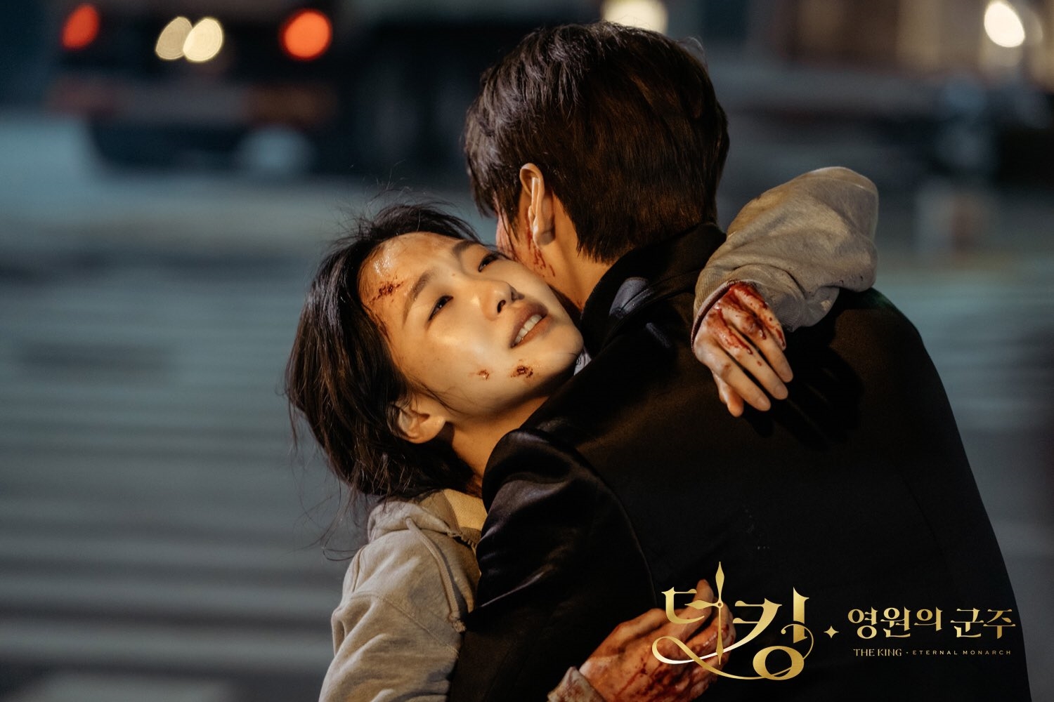 'Quân vương bất diệt' tung ảnh Kim Go Eun thê thảm trong tập cuối
