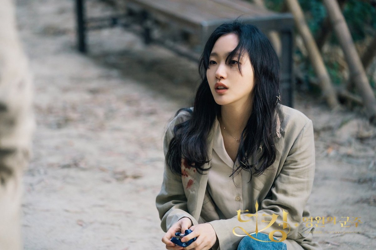 'Quân vương bất diệt' tung ảnh Kim Go Eun thê thảm trong tập cuối