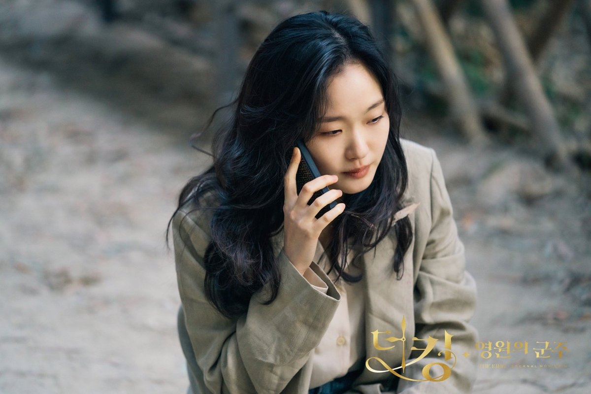 'Quân vương bất diệt' tung ảnh Kim Go Eun thê thảm trong tập cuối