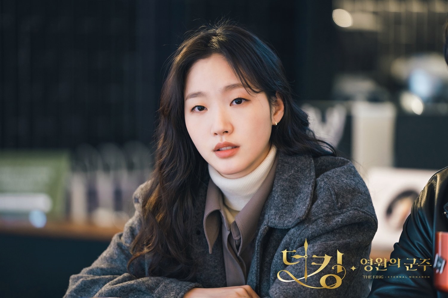 'Quân vương bất diệt' tung ảnh Kim Go Eun thê thảm trong tập cuối
