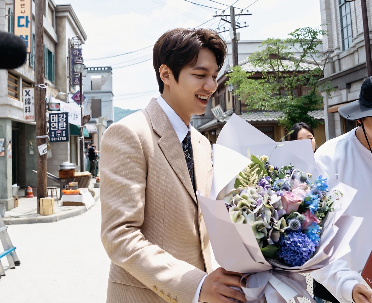 Lee Min Ho tung ảnh hậu trường tập cuối 'Quân vương bất diệt'