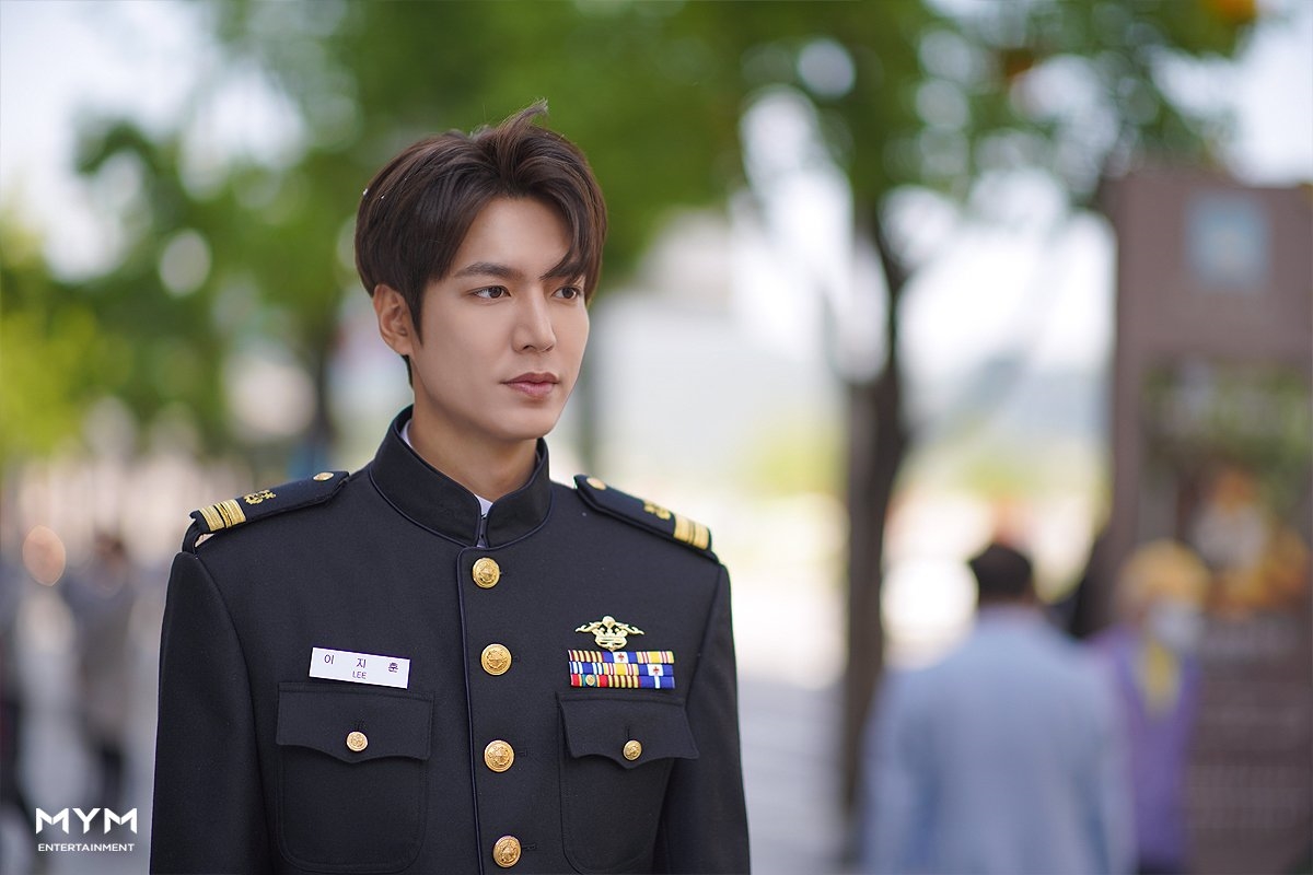 Lee Min Ho tung ảnh hậu trường tập cuối 'Quân vương bất diệt'