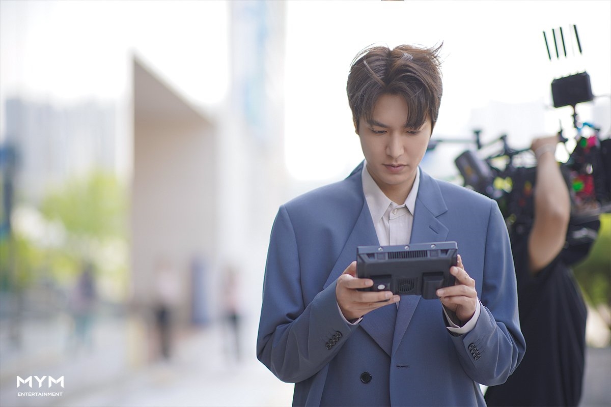 Lee Min Ho tung ảnh hậu trường tập cuối 'Quân vương bất diệt'