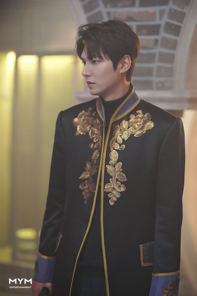 Lee Min Ho tung ảnh hậu trường tập cuối 'Quân vương bất diệt'