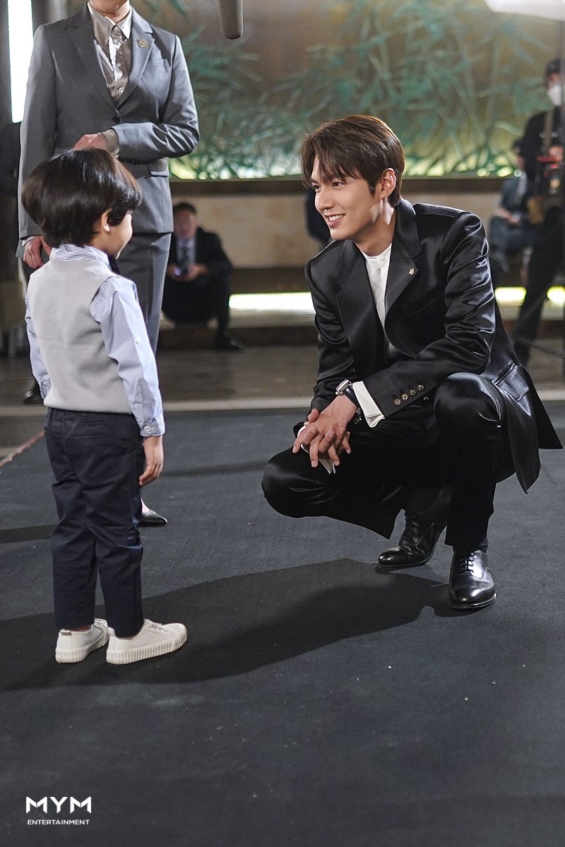 Lee Min Ho tung ảnh hậu trường tập cuối 'Quân vương bất diệt'