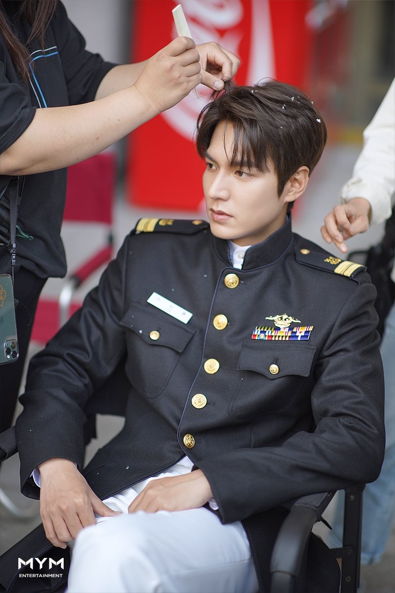 Lee Min Ho tung ảnh hậu trường tập cuối 'Quân vương bất diệt'