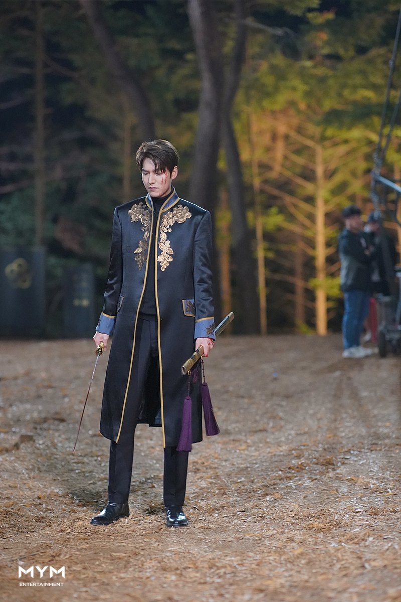 Lee Min Ho tung ảnh hậu trường tập cuối 'Quân vương bất diệt'