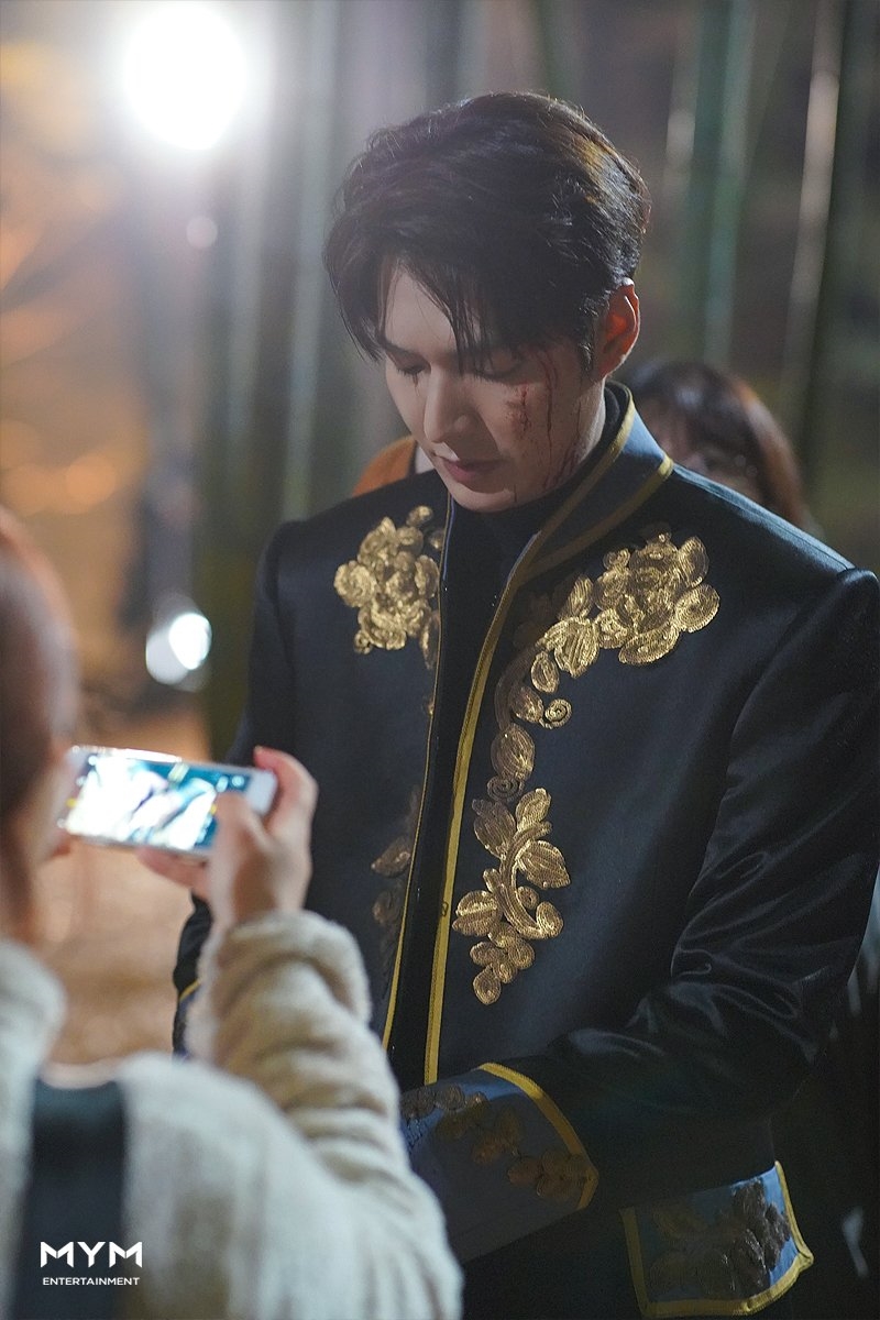 Lee Min Ho tung ảnh hậu trường tập cuối 'Quân vương bất diệt'