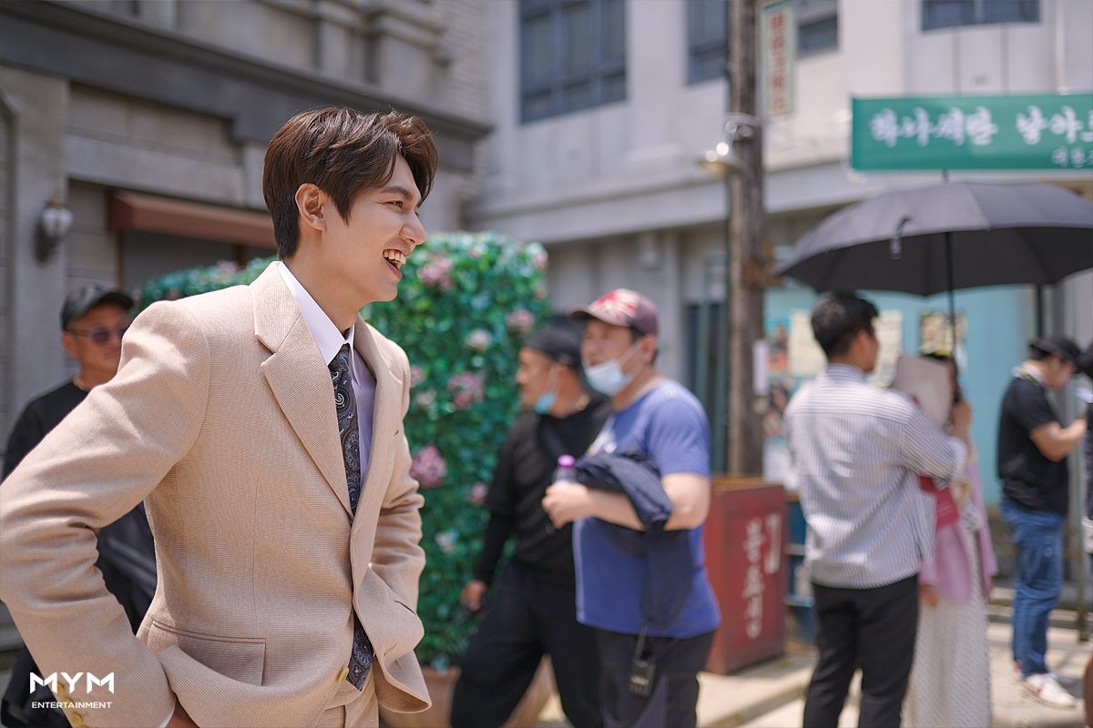 Lee Min Ho tung ảnh hậu trường tập cuối 'Quân vương bất diệt'