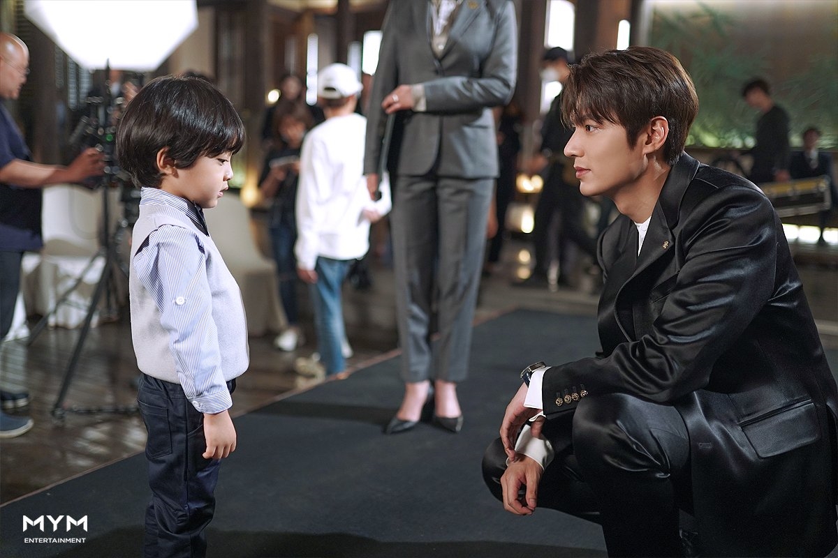 Lee Min Ho tung ảnh hậu trường tập cuối 'Quân vương bất diệt'