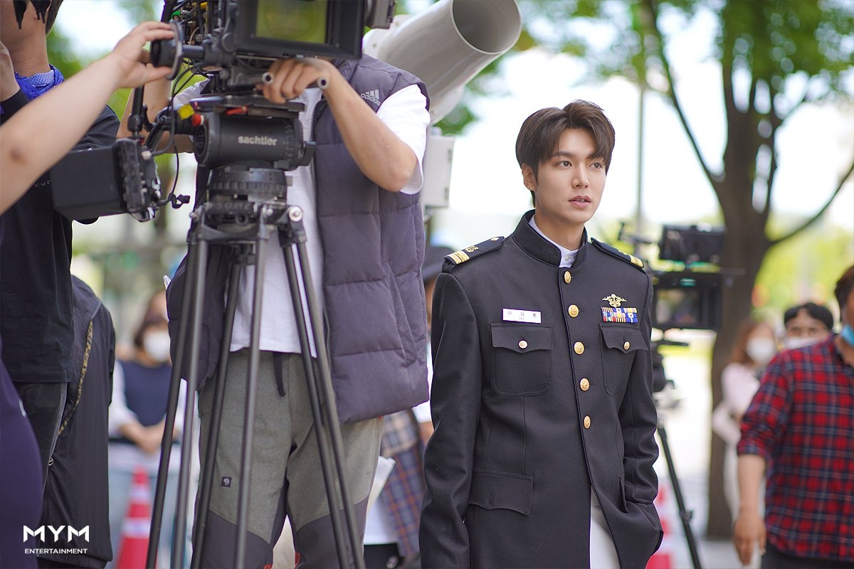 Lee Min Ho tung ảnh hậu trường tập cuối 'Quân vương bất diệt'