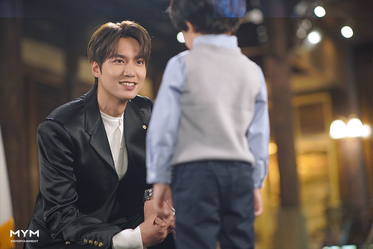 Lee Min Ho tung ảnh hậu trường tập cuối 'Quân vương bất diệt'
