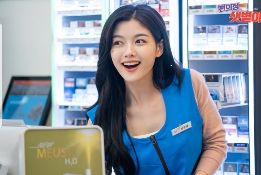Kim Yoo Jung 'đốn' tim fan khi hóa thân thành cô nhân viên ngổ ngáo