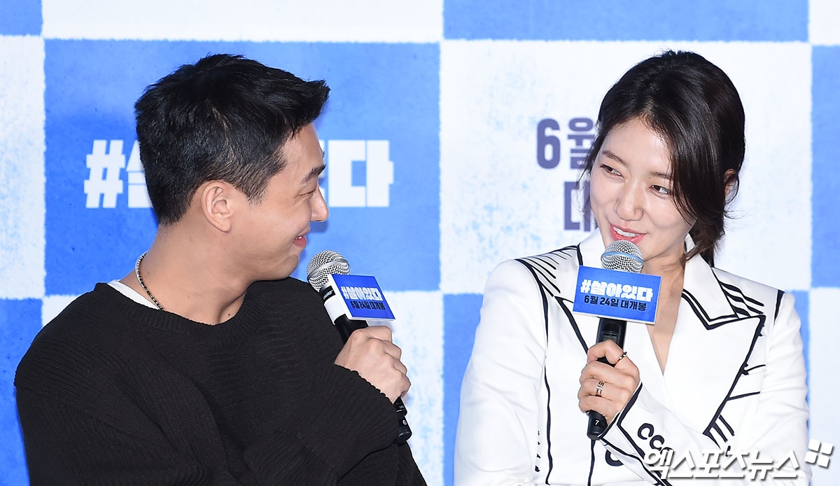Park Shin Hye tươi rói nắm tay Yoo Ah In trong họp báo movie mới