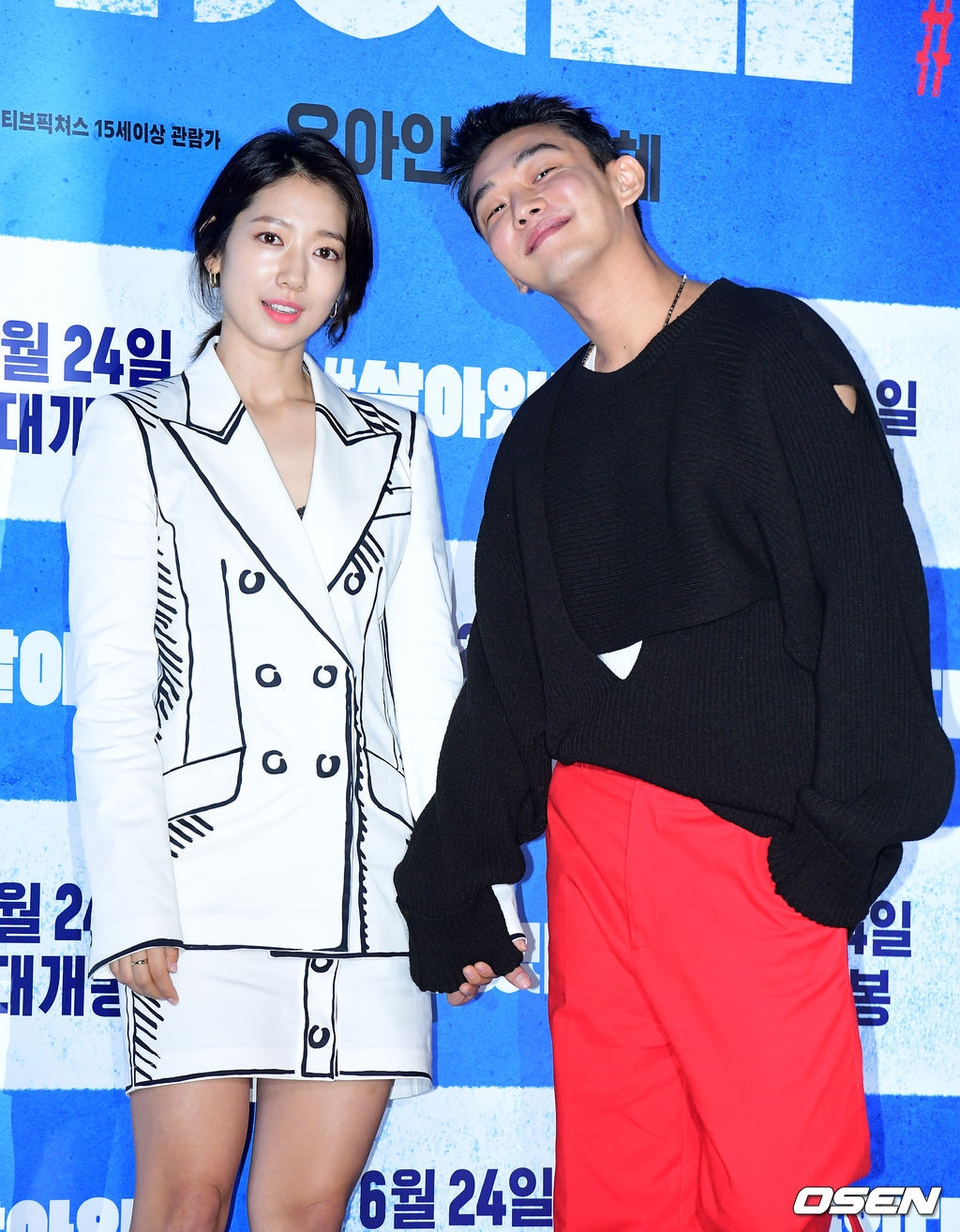 Park Shin Hye tươi rói nắm tay Yoo Ah In trong họp báo movie mới
