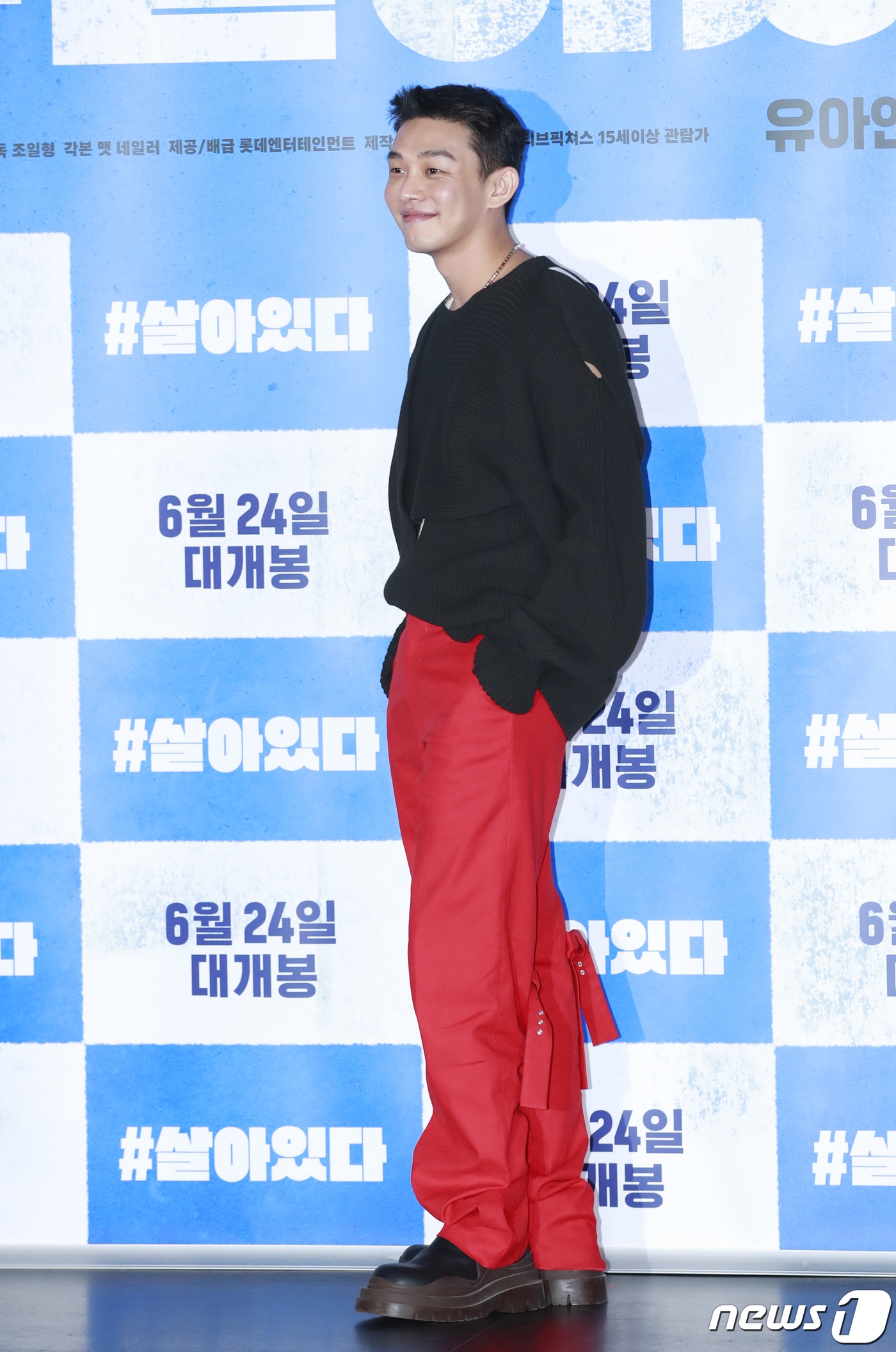 Park Shin Hye tươi rói nắm tay Yoo Ah In trong họp báo movie mới