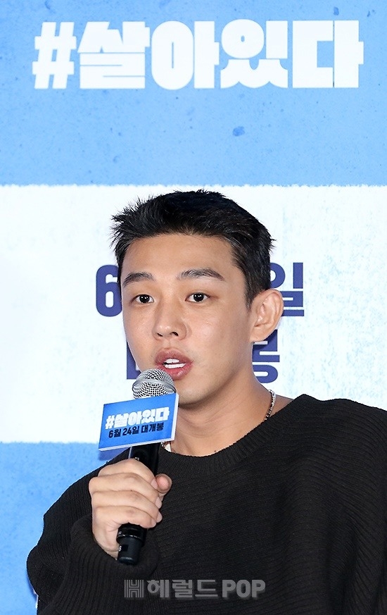 Park Shin Hye tươi rói nắm tay Yoo Ah In trong họp báo movie mới