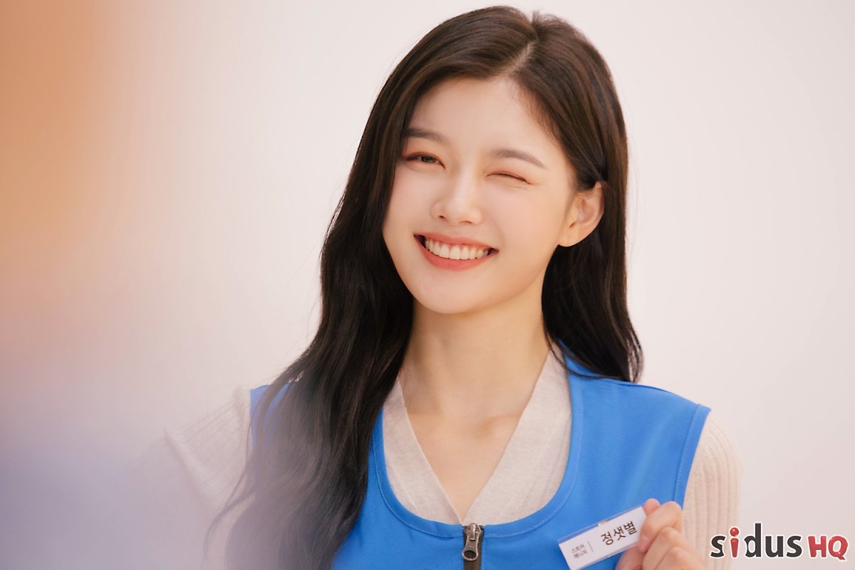 Kim Yoo Jung tung bộ ảnh hậu trường chụp poster phim mới cực đẹp