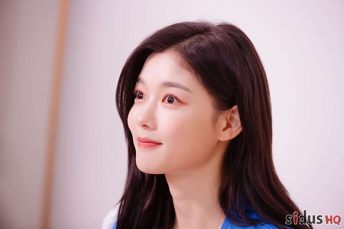 Kim Yoo Jung tung bộ ảnh hậu trường chụp poster phim mới cực đẹp