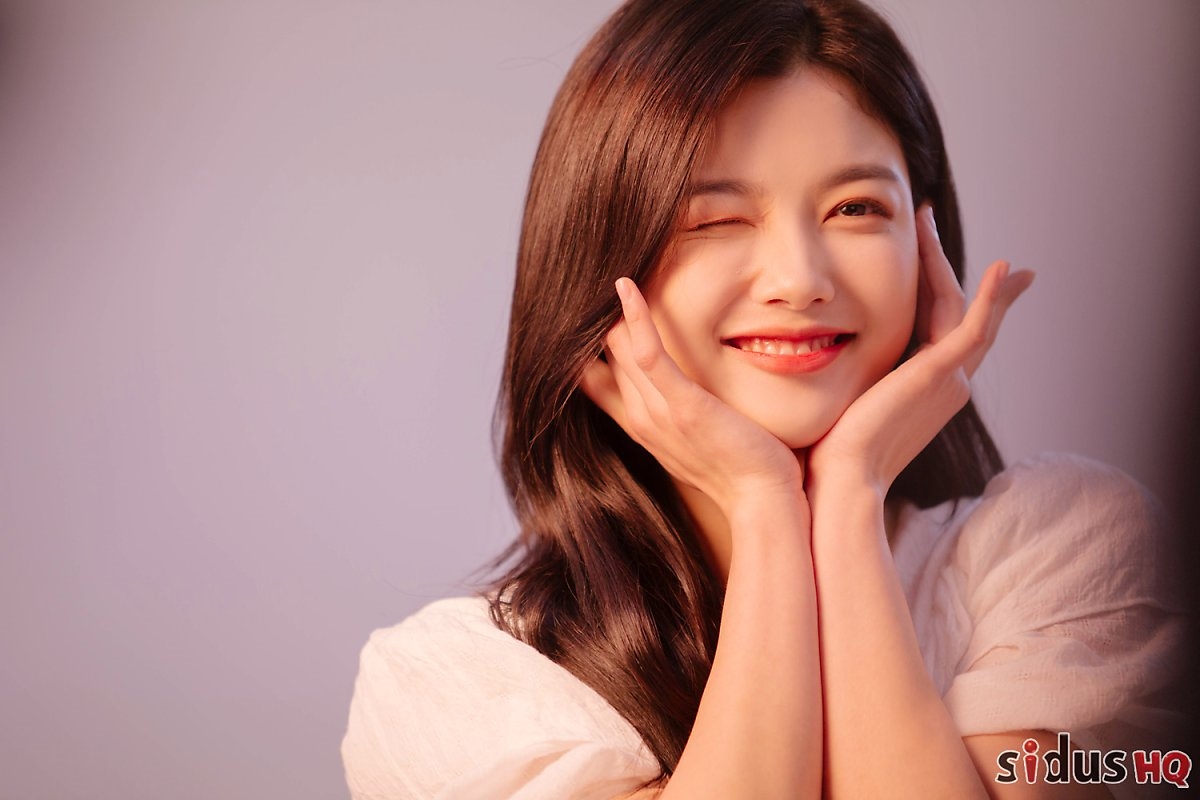Kim Yoo Jung tung bộ ảnh hậu trường chụp poster phim mới cực đẹp