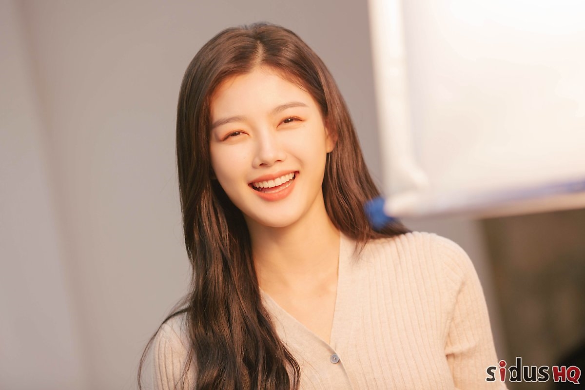 Kim Yoo Jung tung bộ ảnh hậu trường chụp poster phim mới cực đẹp