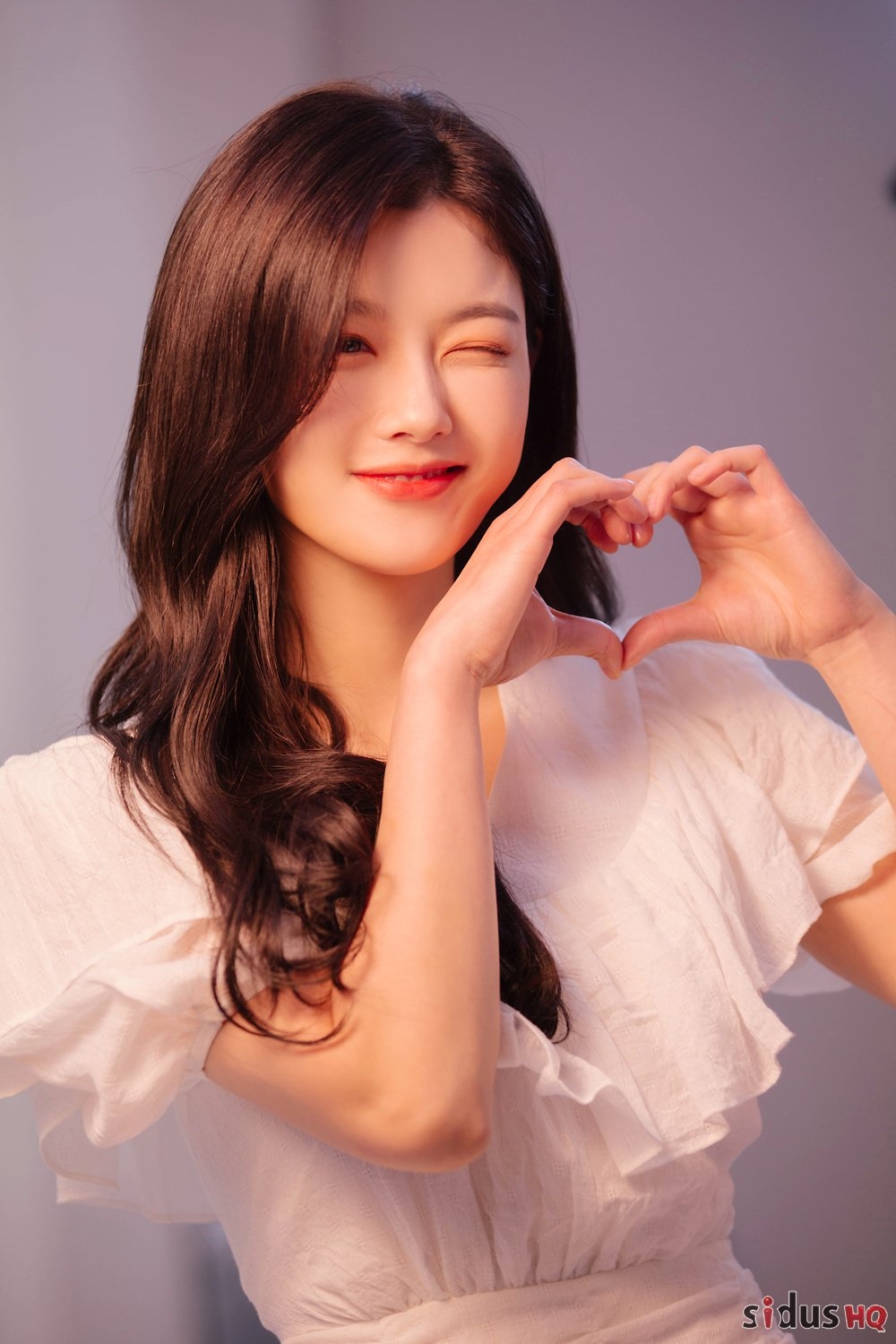 Kim Yoo Jung tung bộ ảnh hậu trường chụp poster phim mới cực đẹp