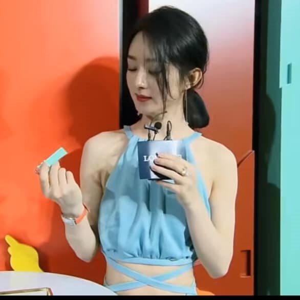 Triệu Lệ Dĩnh gây bão vì khoe vòng eo cực phẩm