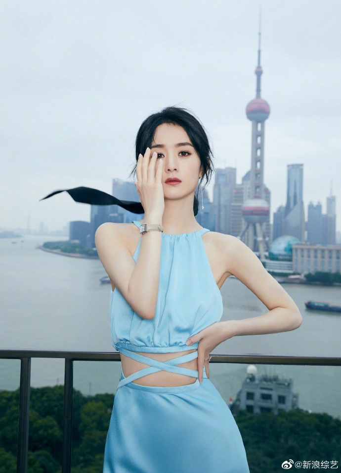 Triệu Lệ Dĩnh gây bão vì khoe vòng eo cực phẩm