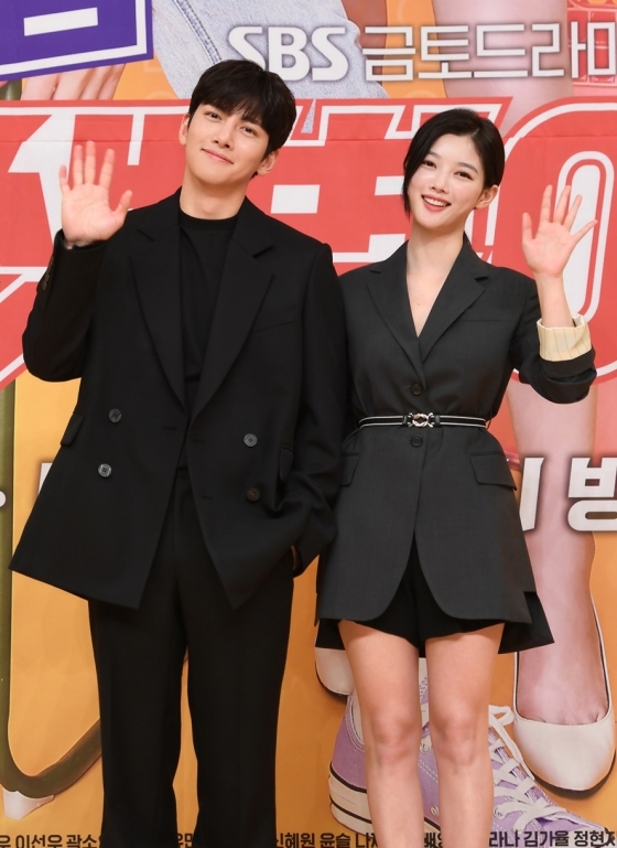 Ji Chang Wook - Kim Yoo Jung đẹp đôi ngây ngất trong họp báo phim mới