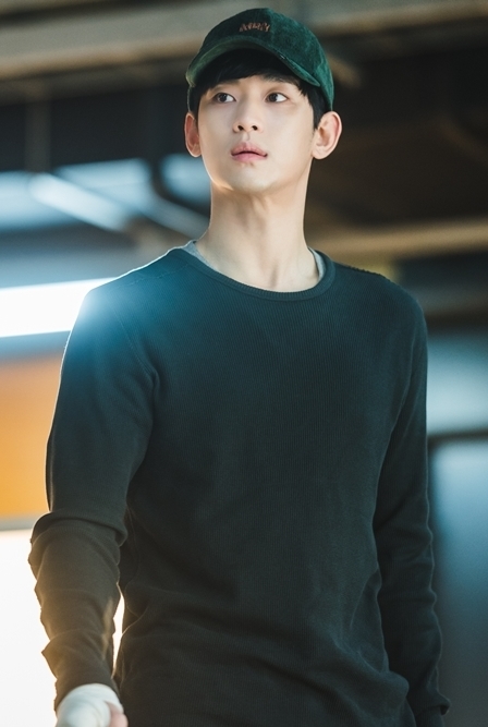 Kim Soo Hyun - Seo Ye Ji tung ảnh căng thẳng ngay tập đầu phim mới